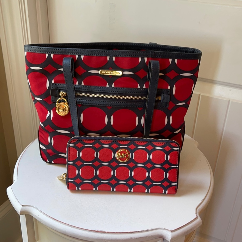 Michael Kors Jet Set Tote Bag w Full Zipper Wallet